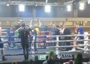 BOX: Laná to nevydržali a boxer vypadol z ringu!  [VIDEO]